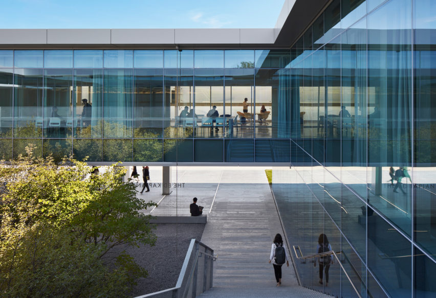 Ed Kaplan Family Institute for Innovation and Tech Entrepreneurship, Indiana, por John Ronan Architects – Este edifício acadêmico está localizado no Instituto de Tecnologia de Illinois, cujo campus foi planejado nos anos 40 por Mies van der Rohe. Projetada pela empresa local John Ronan Architects, a estrutura apresenta paredes de vidro e outras partes envolvidas em almofadas de etileno tetrafluoroetileno (ETFE).