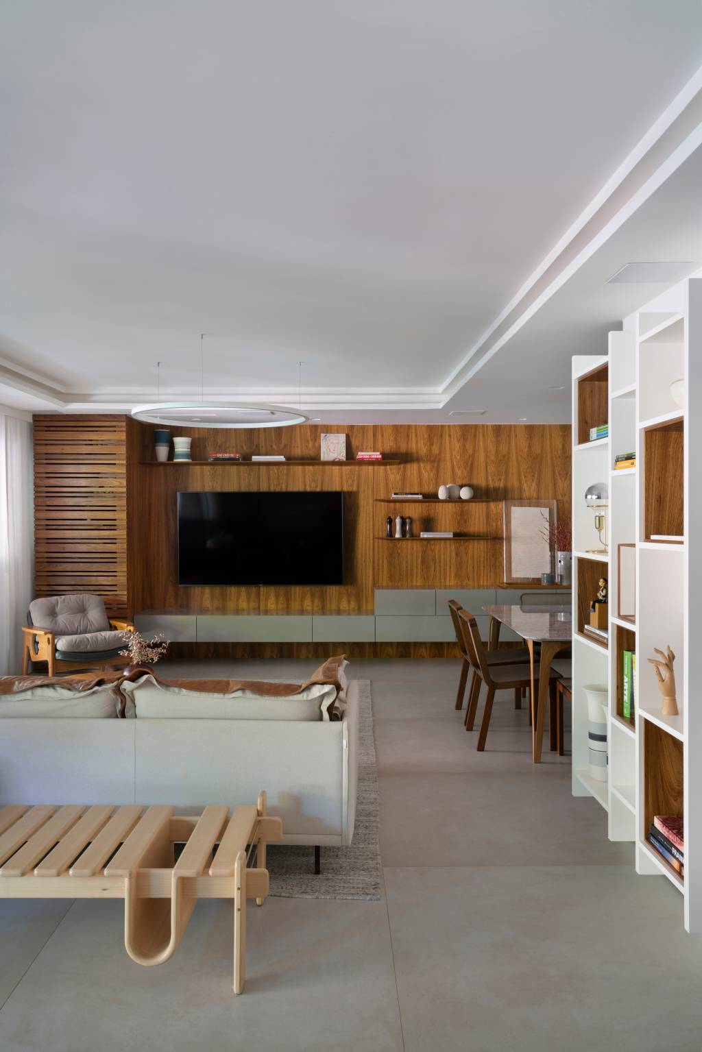 Apê no Leblon passa por reforma e ganha maior integração e amplitude