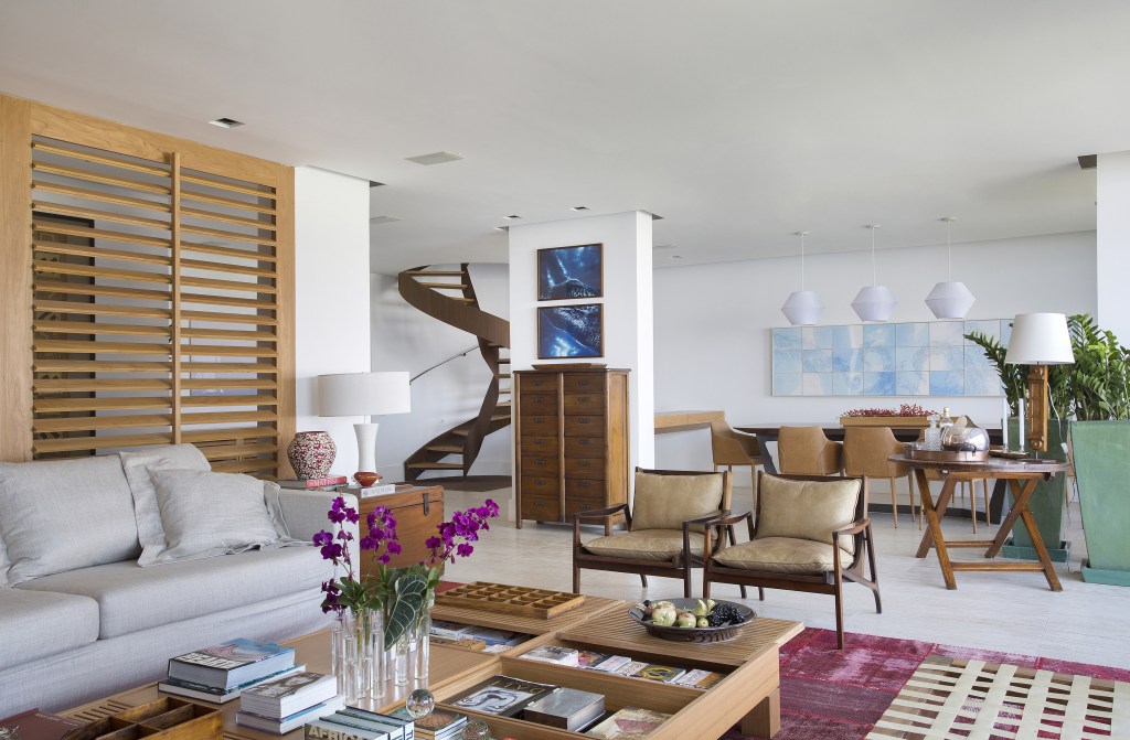 4-tons-neutros-e-amplitude-garantem-mais-conforto-a-este-apartamento-no-rio Sala de estar com tons neutros