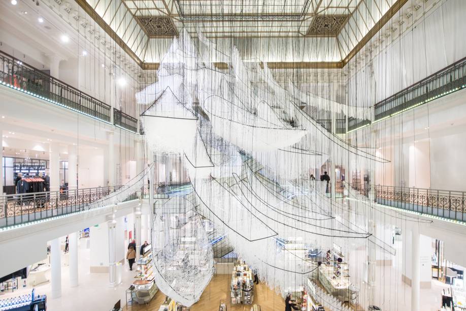 Chiharu Shiota, no Centro Cultural Banco do Brasil – A transitoriedade dos ciclos da vida, a memória e a própria experiência pessoal inspiram a obra da japonesa Chiharu Shiota. Conhecida principalmente por seus trabalhos site specific em grande escala, frequentemente compostos por emaranhados de linhas, Shiota é autora de uma obra multidisciplinar, desdobrada em suportes diversos: são instalações, performances, fotografias e pinturas. A artista tem sua extensa obra celebrada na mostra retrospectiva Linhas da Vida no Centro Cultural Banco do Brasil São Paulo (CCBB SP). Com curadoria de Tereza de Arruda e produção da Base7 Projetos Culturais, a exposição também será exibida nas unidades do CCBB em Brasília e no Rio de Janeiro.