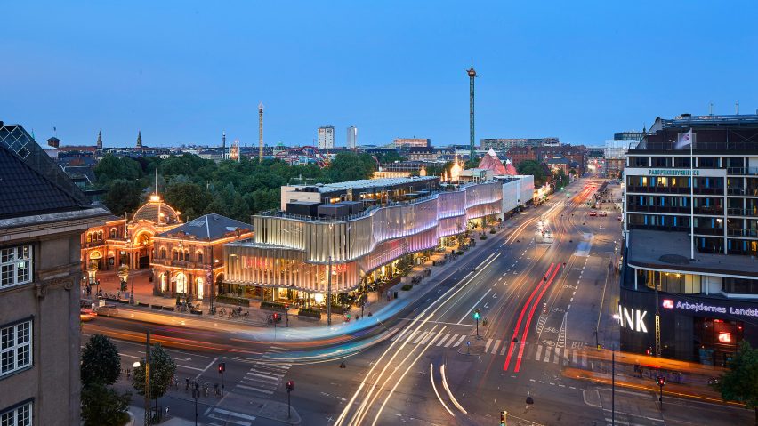 Tivoli Hjørnet, Copenhagen, por Pei Cobb Freed & Partners – A empresa de Nova York Pei Cobb Freed & Partners construiu este centro para o público desfrutar do Tivoli Garden de Copenhague. O complexo possui duas paredes curvas que se equilibram sobre a calçada e são projetadas como ondas. Um restaurante, hotel e espaço de varejo também estão incluídos.