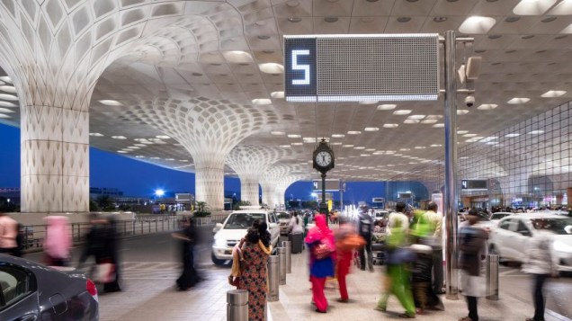Chhatrapati Shivaji International Airport Terminal 2, India, po Skidmore Owings & Merrill – Por último, este edifício terminal no Aeroporto Internacional de Chhatrapati Shivaji, em Mumbai, foi projetado por Skidmore Owings & Merrill (SOM). A estrutura de quatro andares em forma de X apresenta um teto dinâmico no interior, com um padrão em caixão suportado por grandes pilares correspondentes.