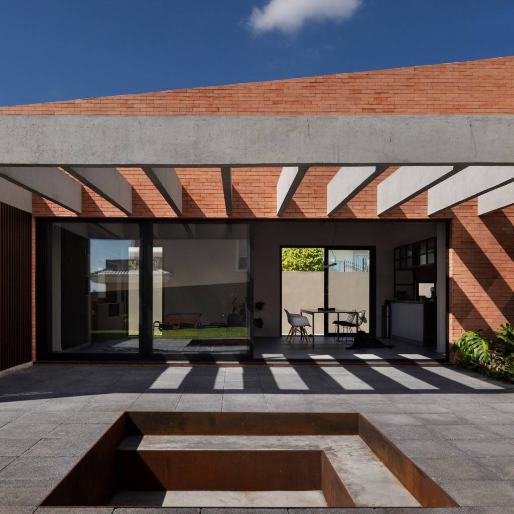 courtyard-house-bernardo-richter-arquea-arquitetos-brazil_dezeen_sq-1472×1472