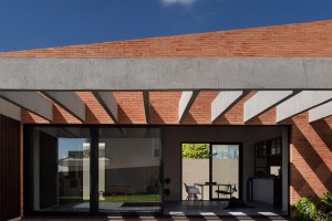 courtyard-house-bernardo-richter-arquea-arquitetos-brazil_dezeen_sq-1472×1472