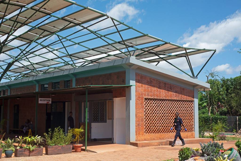 Mt-Sinai-Kyabirwa-Surgical-Facility-by-Kliment-Halsband-Architects-will-boase_dezeen_2364_col_3-1704×1137