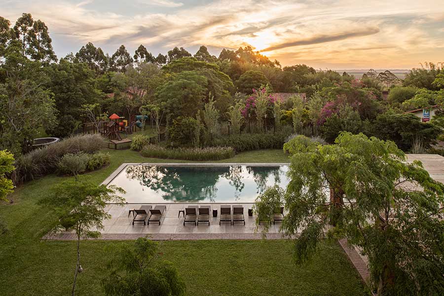 Jardim dá cor e suavidade para a casa de fazenda no Sul