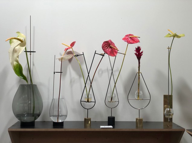 Vasos V3, EloM . Vaso X. Paulo Goldstein. O designer inspira-se nas linhas das próprias plantas para criar seus vasos. Esguios e elegantes, eles refletem o equilíbrio das folhas e flores, realçando sua beleza natural e delicada.