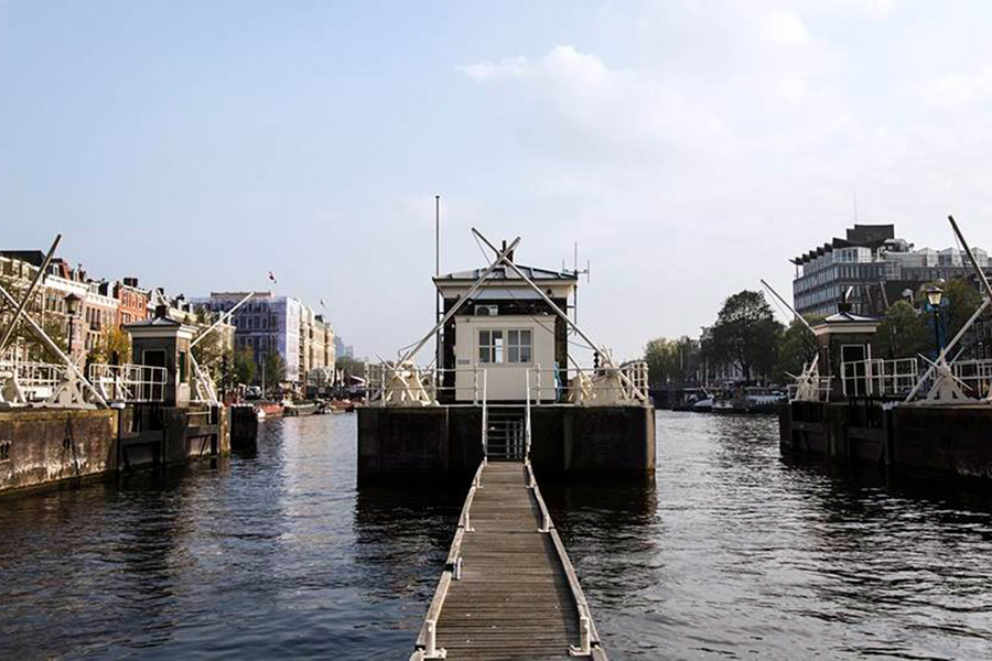 28 antigas casas portuárias viram acomodações de hotel em Amsterdã