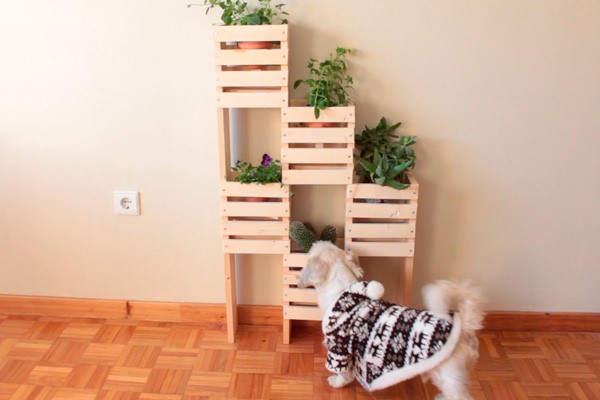 Faça você mesmo um jardim vertical com madeira reaproveitada