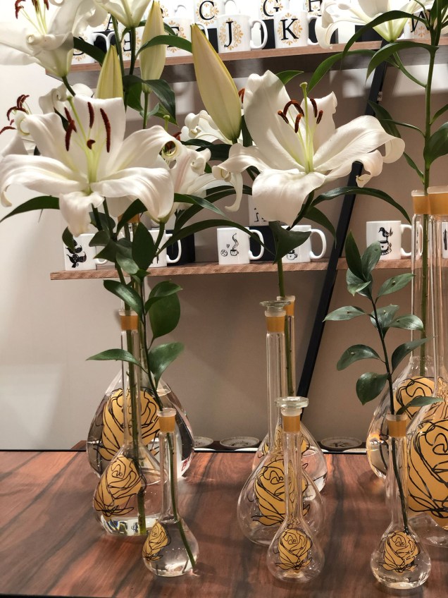 Elcio Lima. O profissional possui mais de quatro décadas de experiência no mundo da porcelana e do vidro. Na Paralela, ele apresentou vasos delicados, cujos detalhes são tão bonitos quanto os lírios neles.