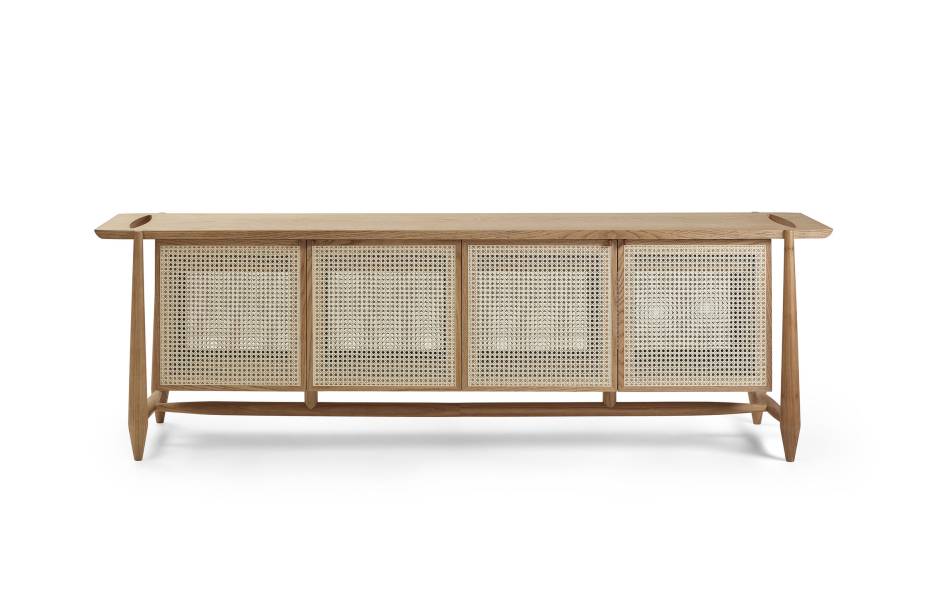 <strong>Plataforma4 / Buffet Aero</strong> – Aero é uma peça de mobiliário com uma forte identidade brasileira. Foi inspirado na arquitetura brasileira moderna – suas técnicas e materiais de construção. Como um edifício, a peça tem vigas conectadas a pilares, ambos feitos de madeira maciça torneada. Essa estrutura suporta a principal caixa de madeira fechada com portas e painéis de malha de palha, uma clara referência às paredes ocas de tijolos comuns nas casas brasileiras até a década de 1960.