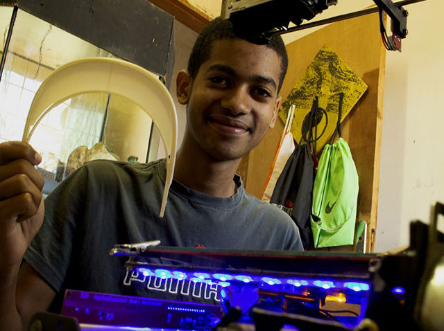 Jovem cria impressora 3D com recicláveis e imprime protetores faciais