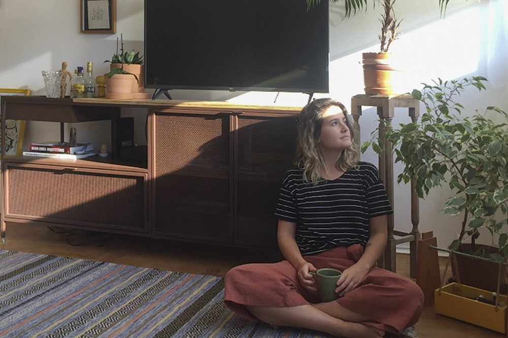 Fotógrafa usa celulares dos clientes para criar a série “Retratos Remotos”