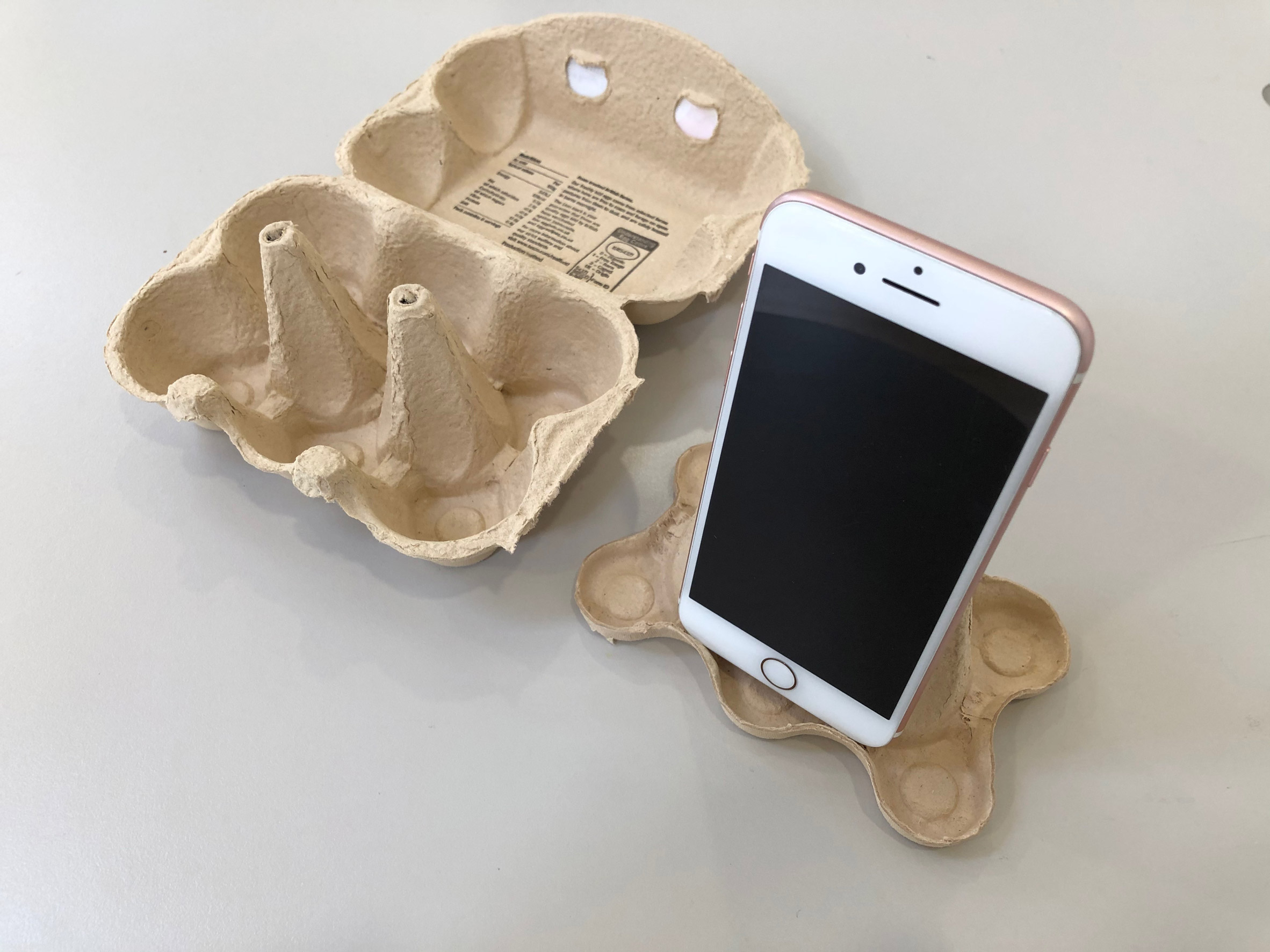 DIY: crie um suporte para smartphone com caixa de ovos em 2 minutos!