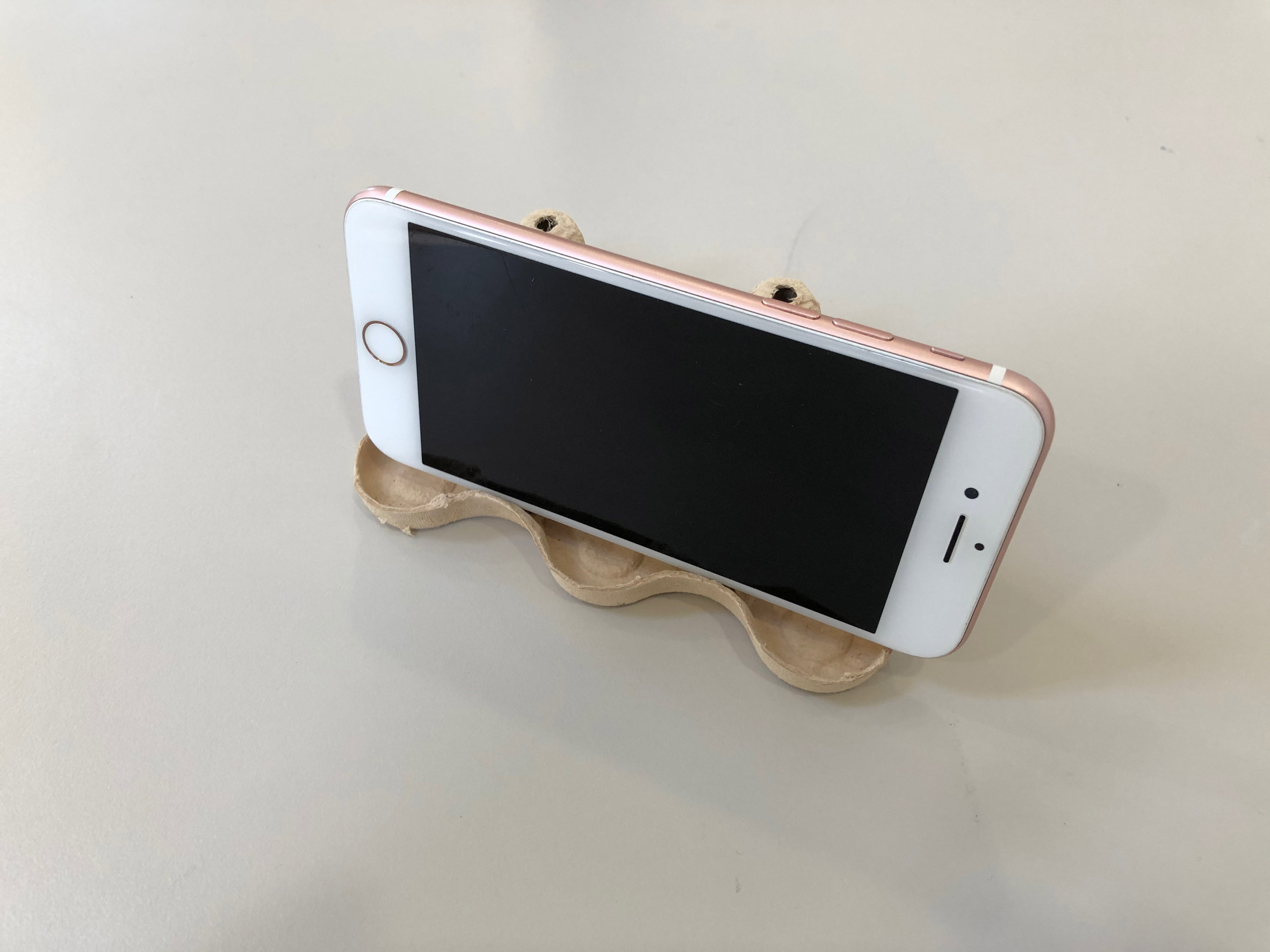 DIY: crie um suporte para smartphone com caixa de ovos em 2 minutos!