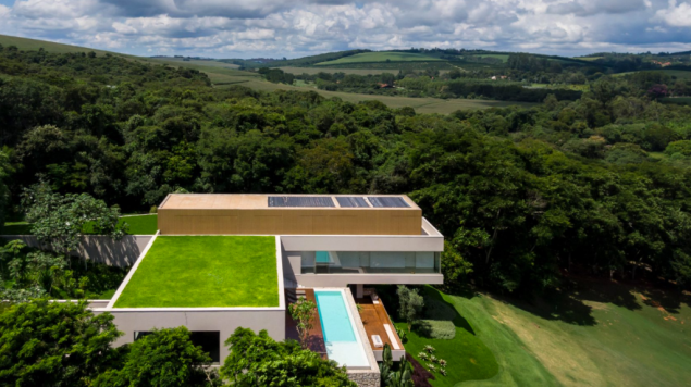 <strong>Casa NVD, por Studio Arthur Casas |</strong> Localizada em Quinta da Baroneza (São Paulo), a Casa NVD tem em seu telhado nada mais e nada menos que um mini campo de golfe e uma piscina cantilever. A casa tem três andares distribuídos em 1.277 m² e volumes em formas de L e T.