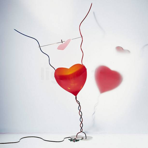 <span><strong>Luminária One From The Heart |</strong> Feita em metal, plástico e com um espelho de vidro ajustável, a primeira concepção da peça foi como presente de casamento a amigos. <em>Por R$ 6.800</em></span>