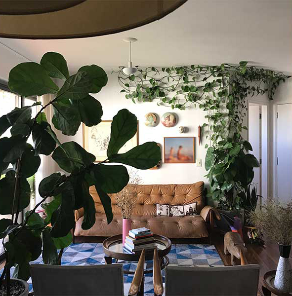 Apartamento de artista é recheado de afetividade e memórias