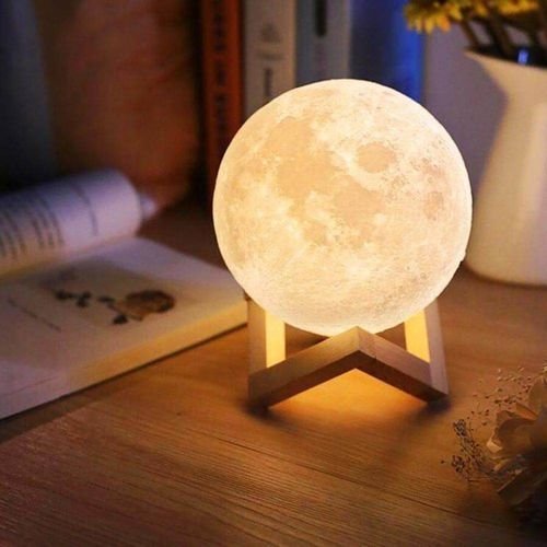 <b>Luminária Lua Cheia I Wanna Sleep: </b><span style="font-weight:400;">Um detalhe que pode fazer a diferença na decoração do quarto, a luminária lua cheia é um item que leva uma sensação única, afinal, possui um design realista e boa luminosidade para ajudar na hora do descanso. </span><i><span style="font-weight:400;">R$ 129,90</span></i>