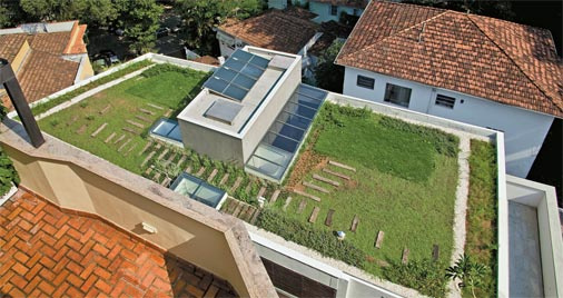<strong>Residencial Magui (Restauração), por Tamabi Arquitetura |</strong> Construído nos anos 1950, passou por restauração para ganhar um novo pavimento: uma cobertura moderna com telhado verde