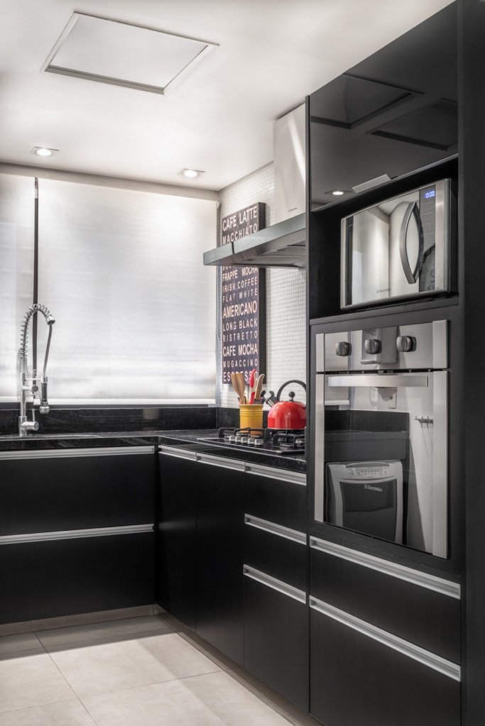 Cozinha integrada; cozinha preta; armários pretos