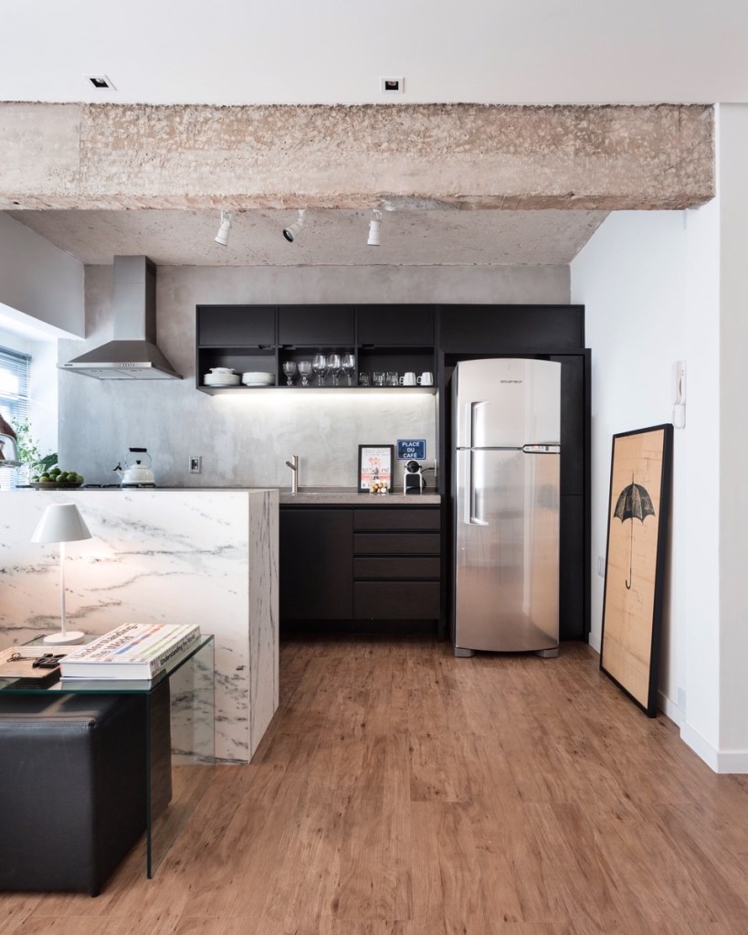 Cozinha integrada; cozinha preta; armário preto; bancada em mármore