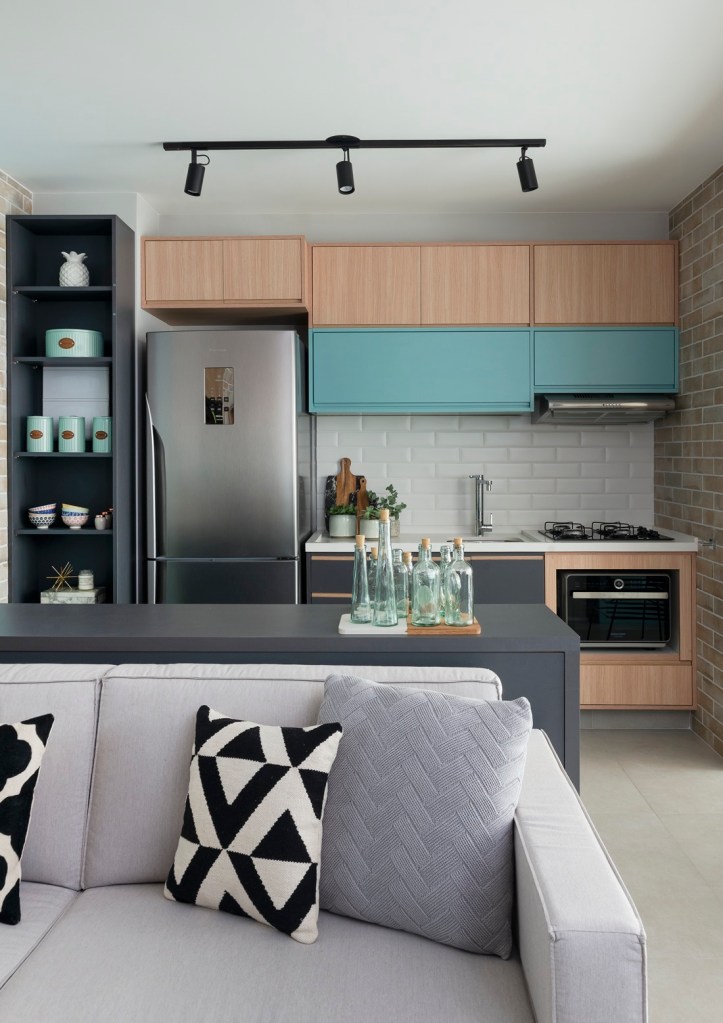 Cozinha integrada; cozinha americana; sofá cinza; armários 