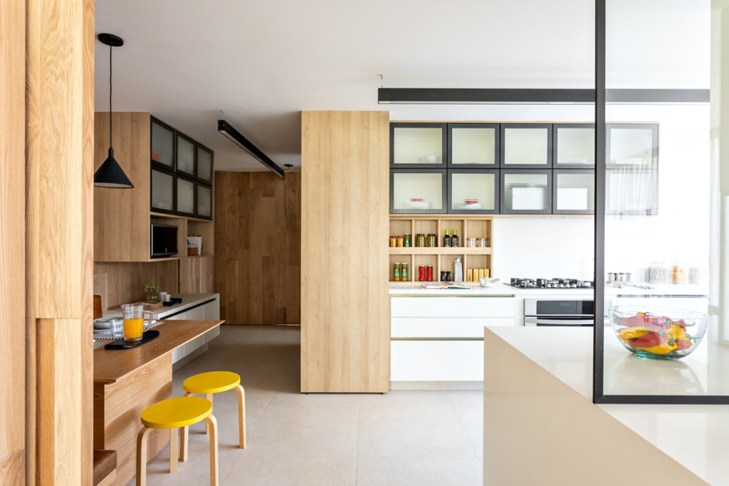Cozinha integrada; cozinha americana; cozinha branca; armário de madeira; piso de porcelanato