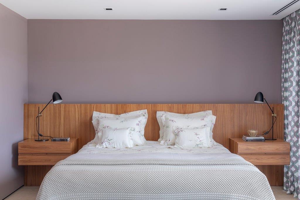 Quarto com cabeceira de madeira