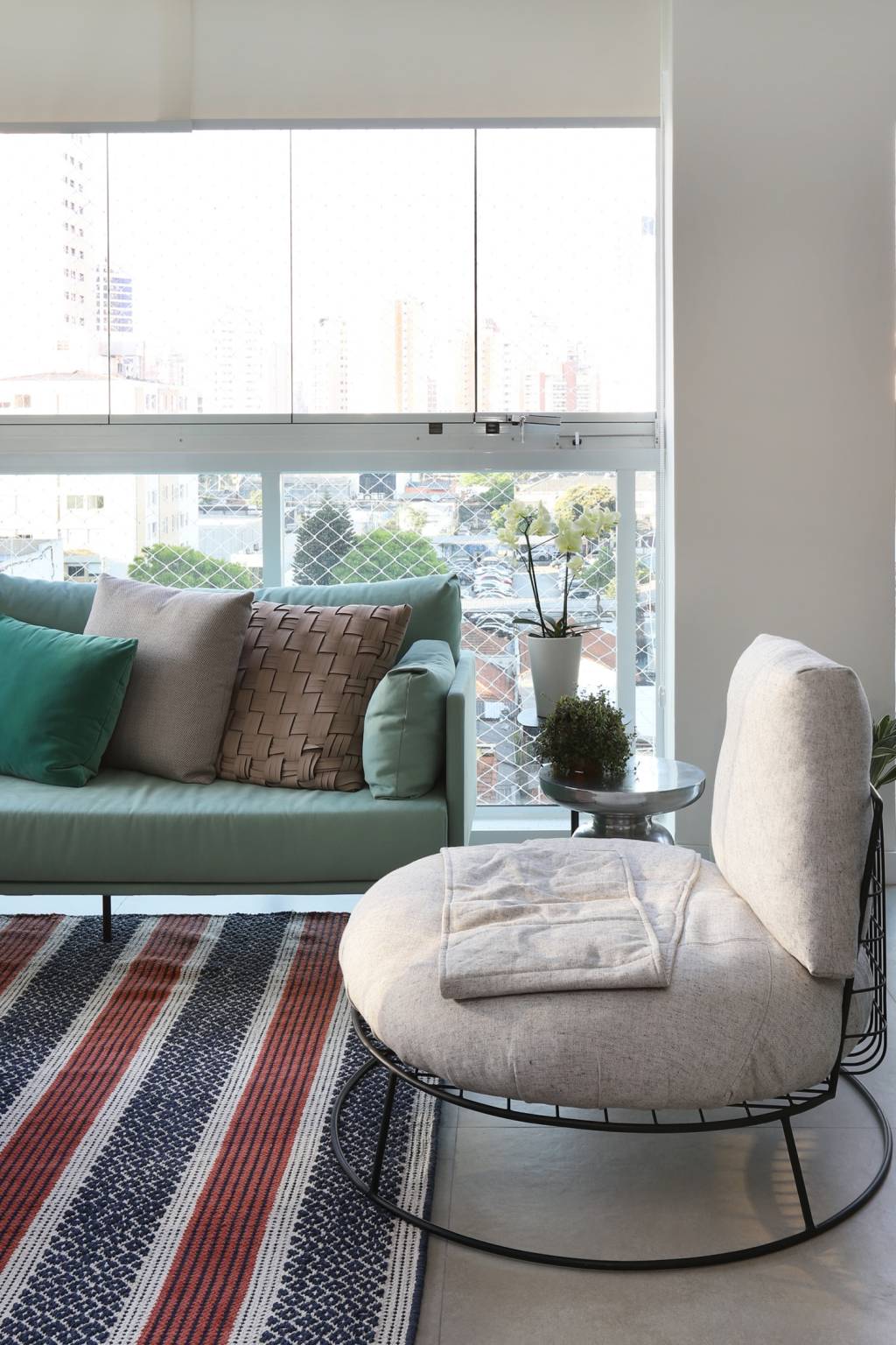 Apartamento tem adega, terraço de estar e muito conforto