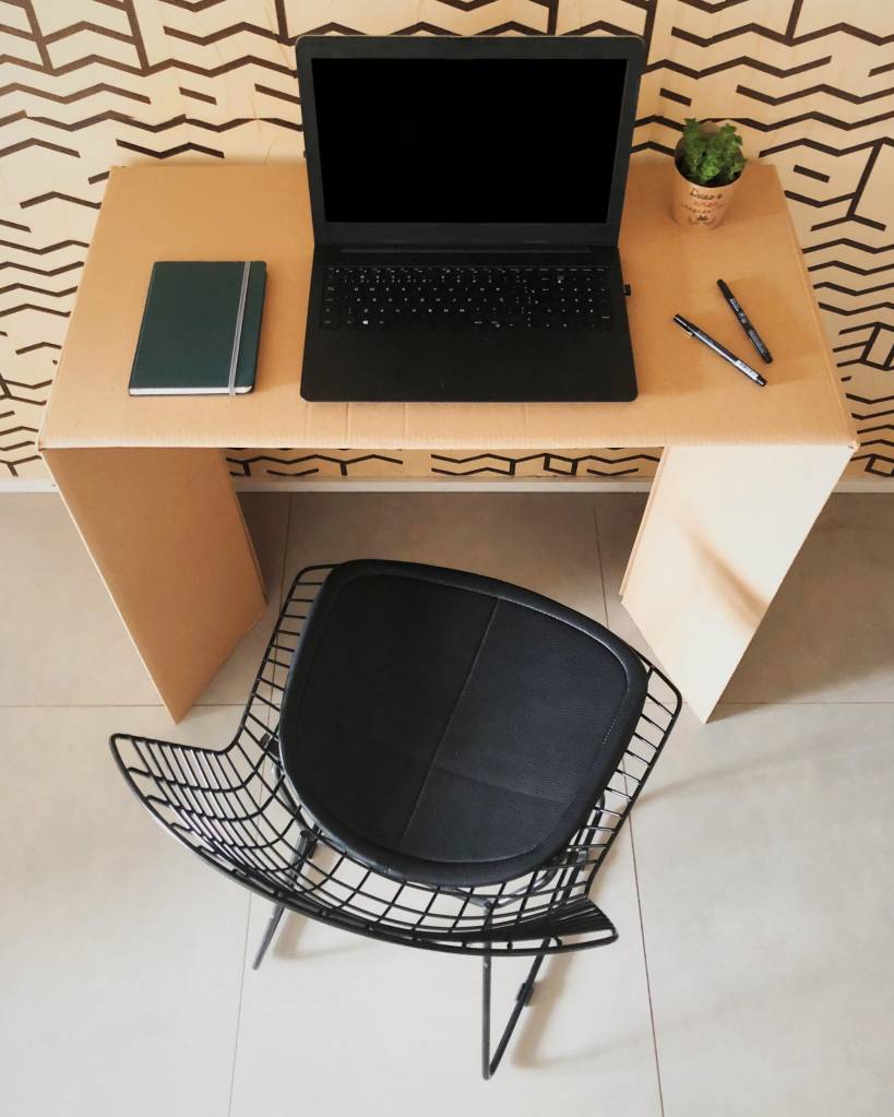 DIY-Escrivaninha-de-papelão-para-home-office-casacom-1