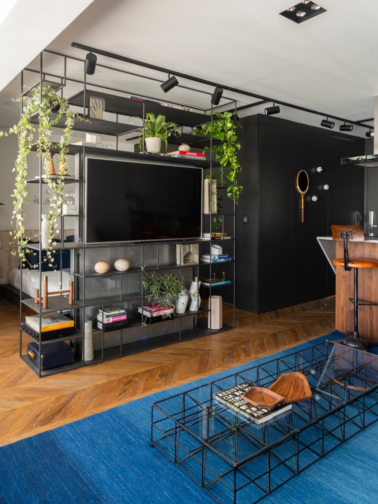 estantes-para-inspirar17 Estante multifuncional em sala com tapete azul