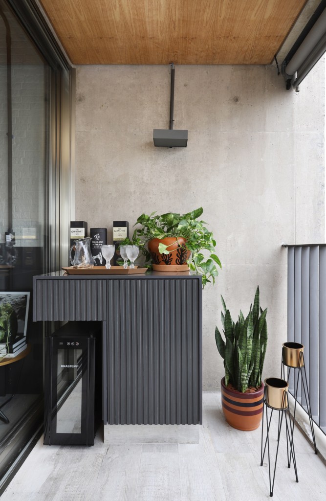 Varanda; varanda integrada; varanda com piso vinílico; bar; vasos de plantas