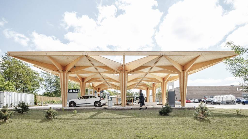 arquitetos-projetam-posto-para-carros-eletricos-feito-de-madeira-casa.com-1 arquitetos-projetam-posto-para-carros-eletricos-feito-de-madeira-casa.com-1