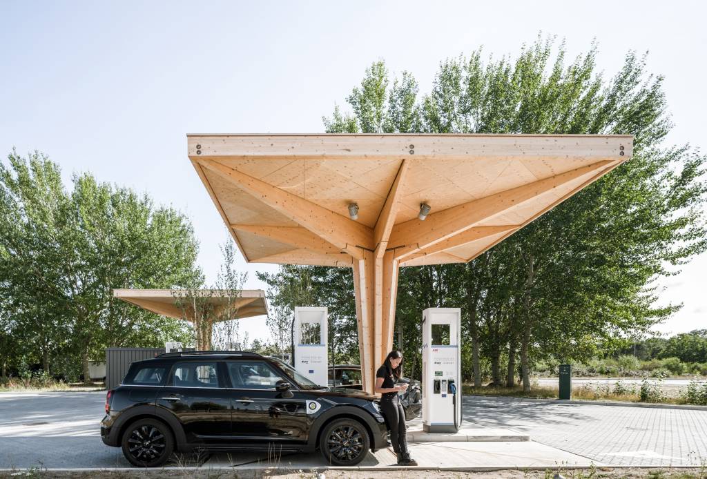arquitetos-projetam-posto-para-carros-eletricos-feito-de-madeira-casa.com-3 arquitetos-projetam-posto-para-carros-eletricos-feito-de-madeira-casa.com-3