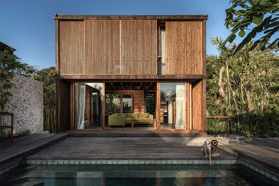 Casa rodeada pela natureza e com vista para o mar na Indonésia