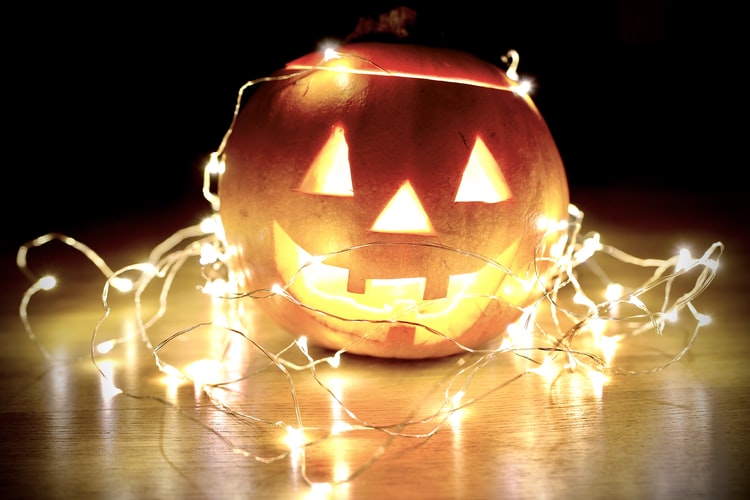Abóbora cortada na temática de halloween e decorada com luzes
