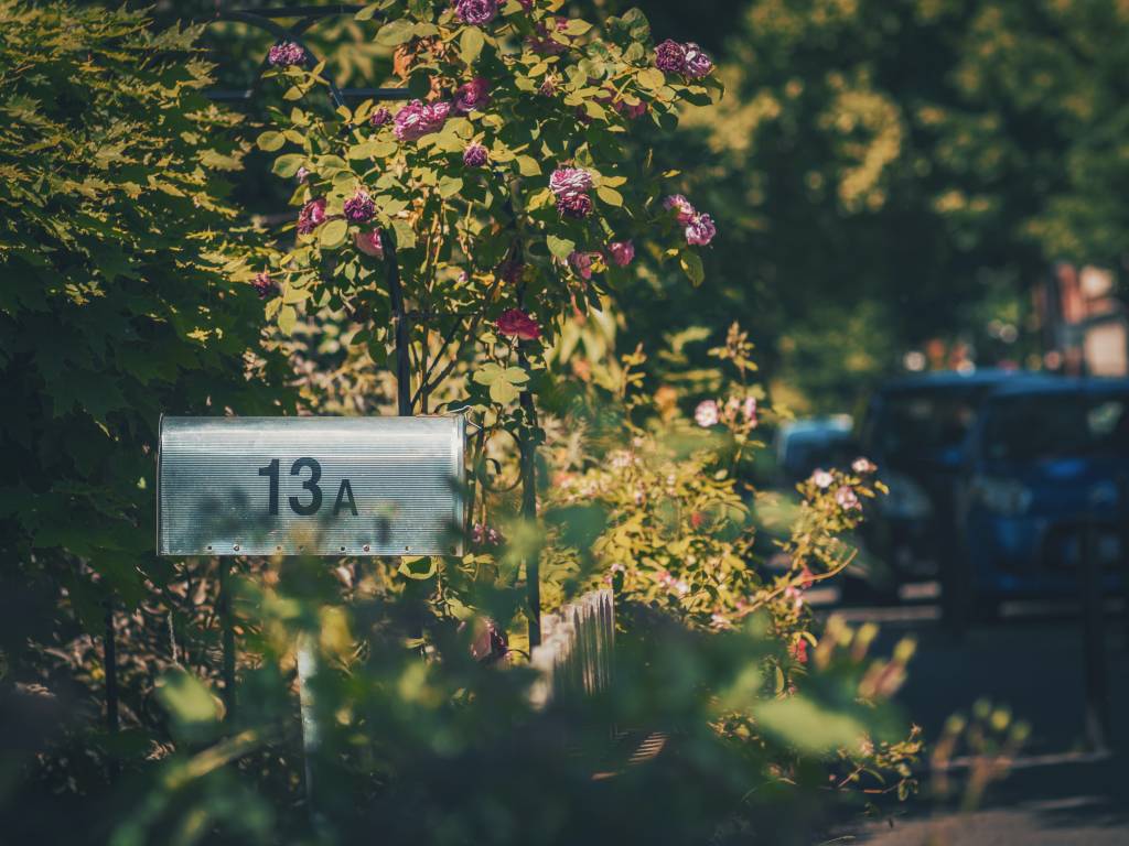 casa-com-letra-no-número-o-que-significa Caixa de correio em um jardim