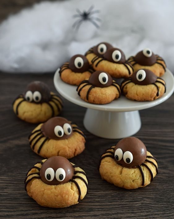 Cookies com trufa de chocolate em cima simulando uma aranha