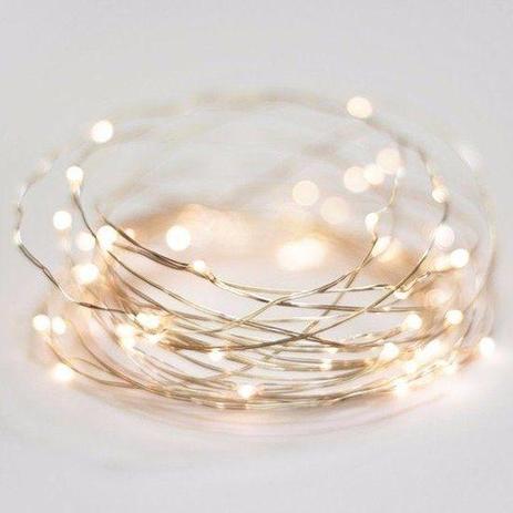 Cordão de luz com dois metros, da L3 Store: <a href="https://www.l3store.com.br/cordao-de-cobre-luz-de-fada-2-metros-20-leds">R$ 19,90</a>