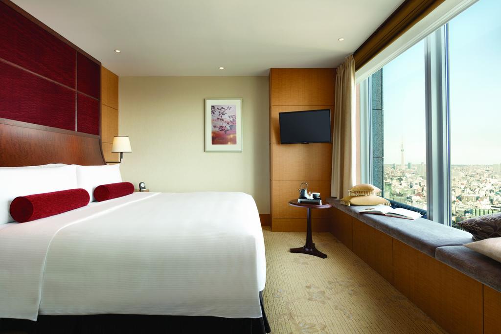 Suíte do Shangri-La Hotel de Tóquio, com cama e janela grandes
