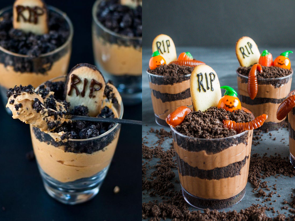 Copos de vidro recheados com creme e bolo de chocolate e com enfeites temáticos de halloween, como balas de geletina de minhoca e biscoito em formato de túmulo