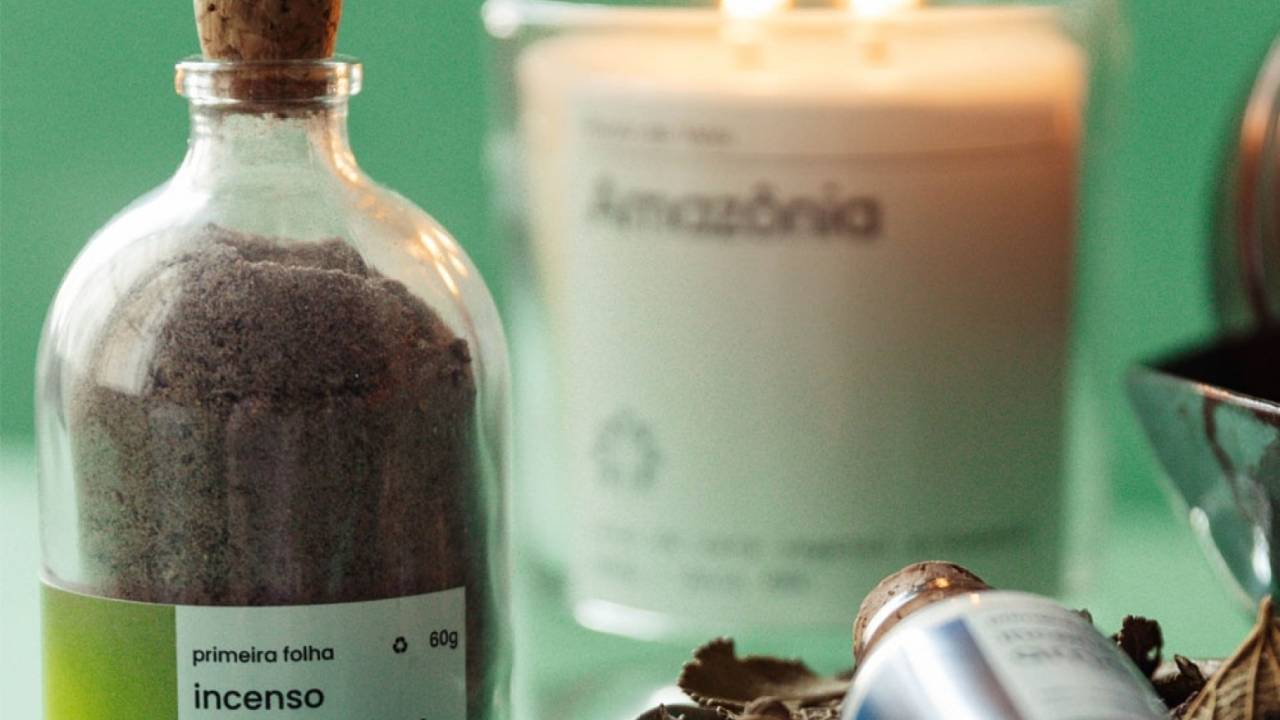 incenso em pó dentro de um frasco de vidro