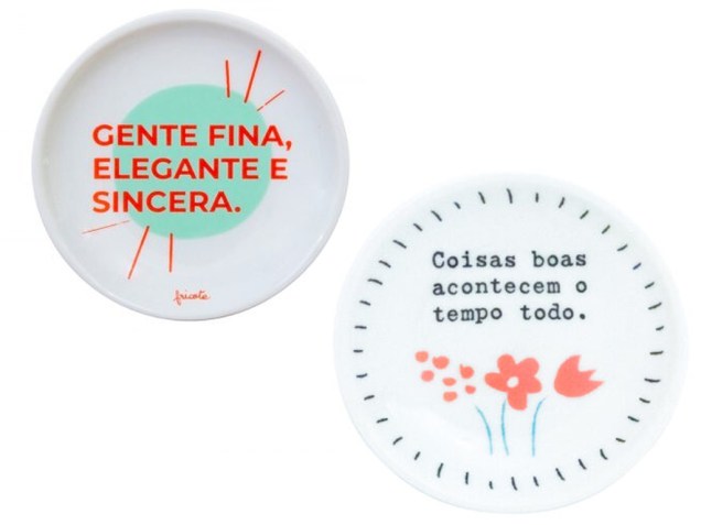 Mini pratos de porcelana, na Veio na Mala: <a href="https://veionamala.com/?s=mini+prato&post_type=product&dgwt_wcas=1">R$ 39 cada</a>