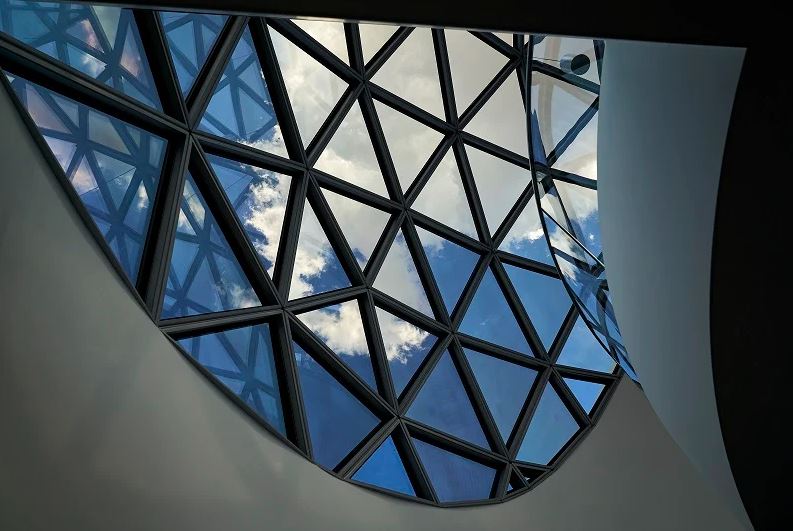 Close nos vidros da Esfera Niemeyer, na Alemanha