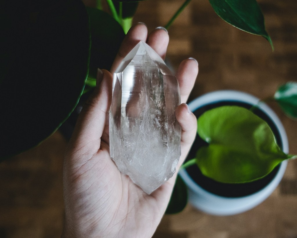 Ano novo: cristais para absorver energias negativas e proteger a casa. Na foto, mão segurando quartzo.