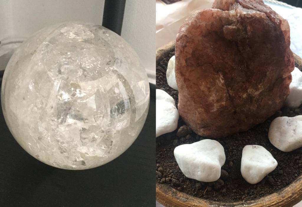 quartzo-rosa-quartzo-branco-para-que-servem Esfera de quartzo de cristal e quartzo rosa bruto plantado na terra