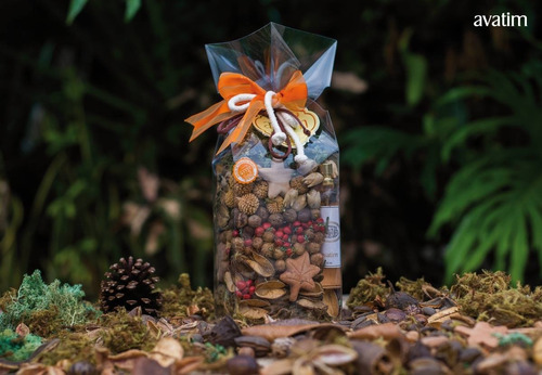 sachê-perfumado-avatim Saco plástico com flores, sementes e cascas secas