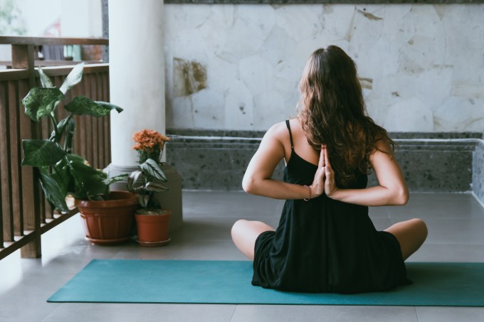 yoga-e-meditação-em-casa-avrielle-suleiman