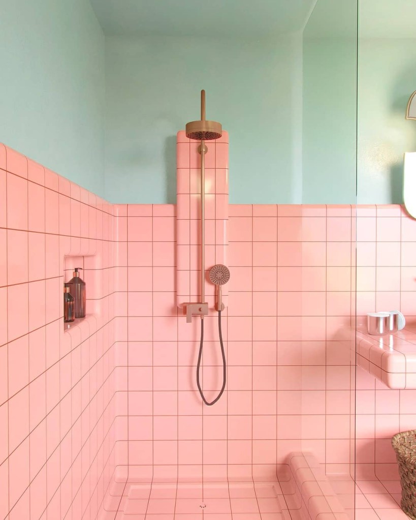 banheiros=coloridos-ideias10 Banheiro com meia parede revestida de azulejos rosas